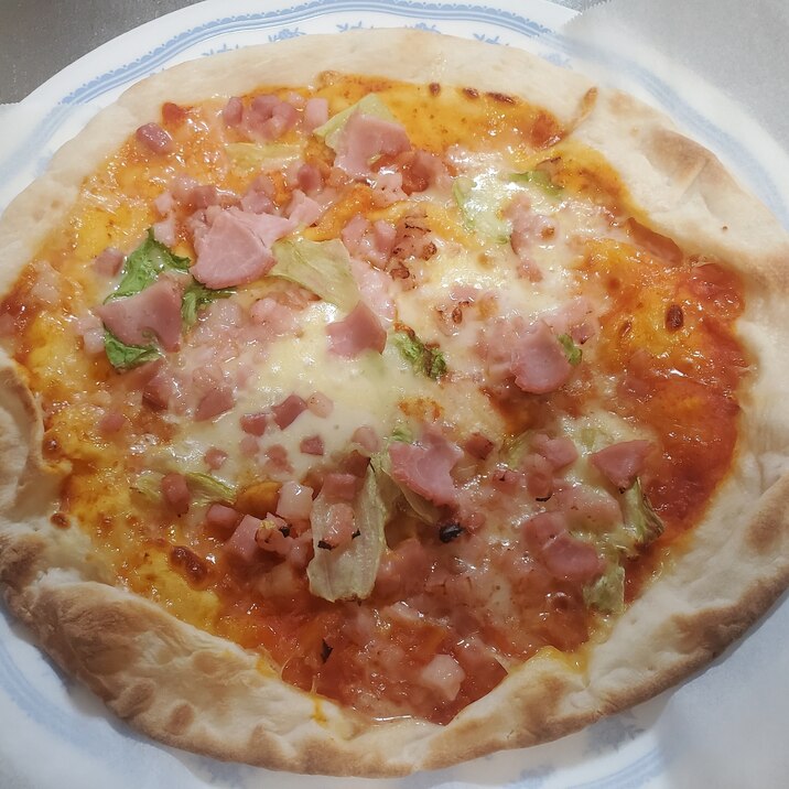 レタスとハムのケチャップピザ